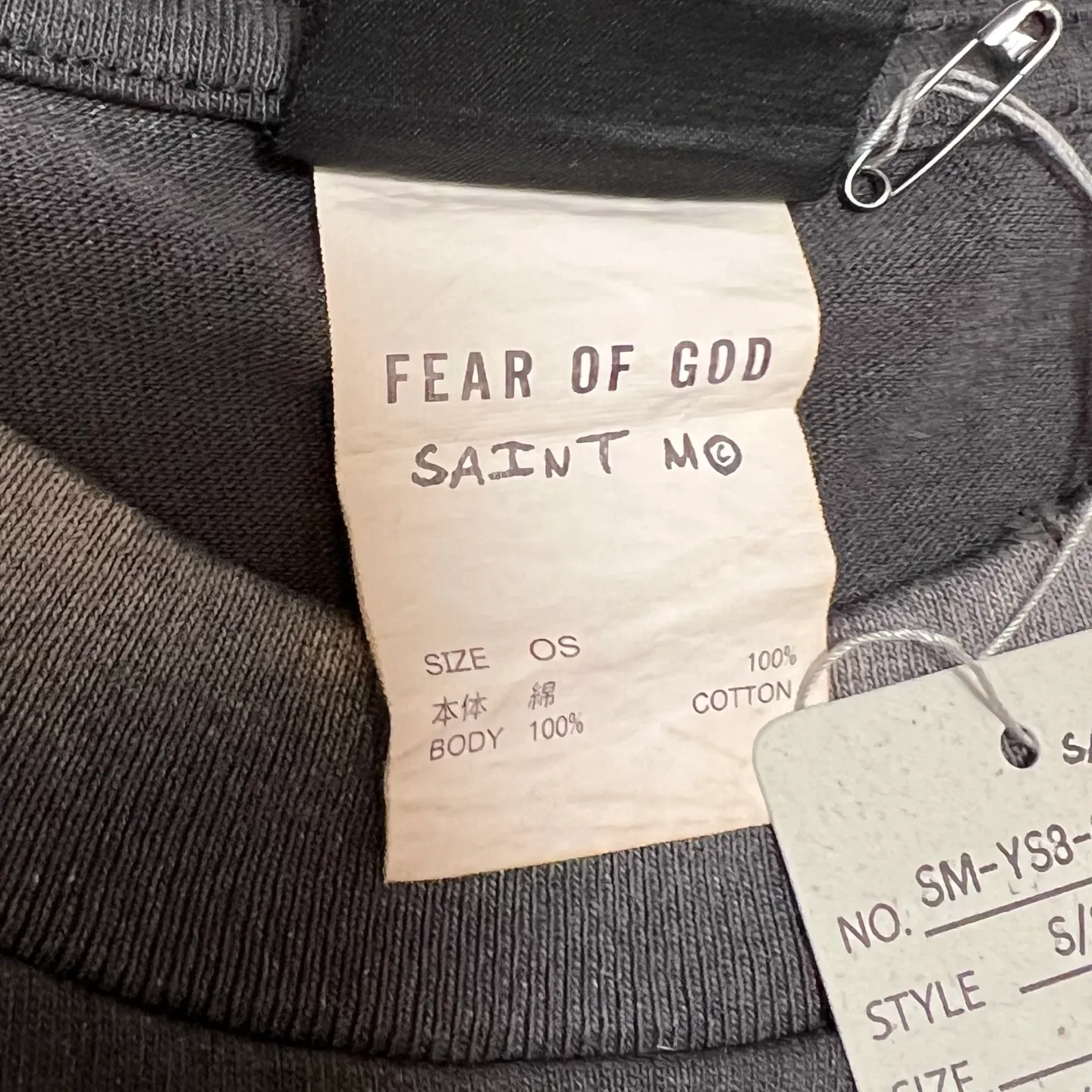 SAINT Mxxxxxx × FEAR OF GOD FG_SS TEE/SNT OF GOD/BLK 25SS Heavy FOG collaboration SAINT OF GOD prayer short sleeves Washed black S-XL This season's heavy collaboration FOG manager JERRY personally carries the goods SAINT OF GOD series collaboration has gained quite a buzz Customized original co-branded main label/wash label Top-notch printing technology Uses front and rear silver sand and cracked pulp Deep restoration